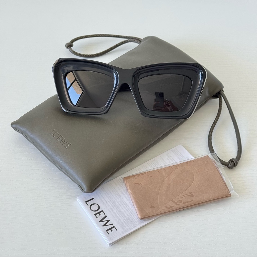 New! Loewe LW40145I 01A Black Sunglasses with Gold Accent, Authentic